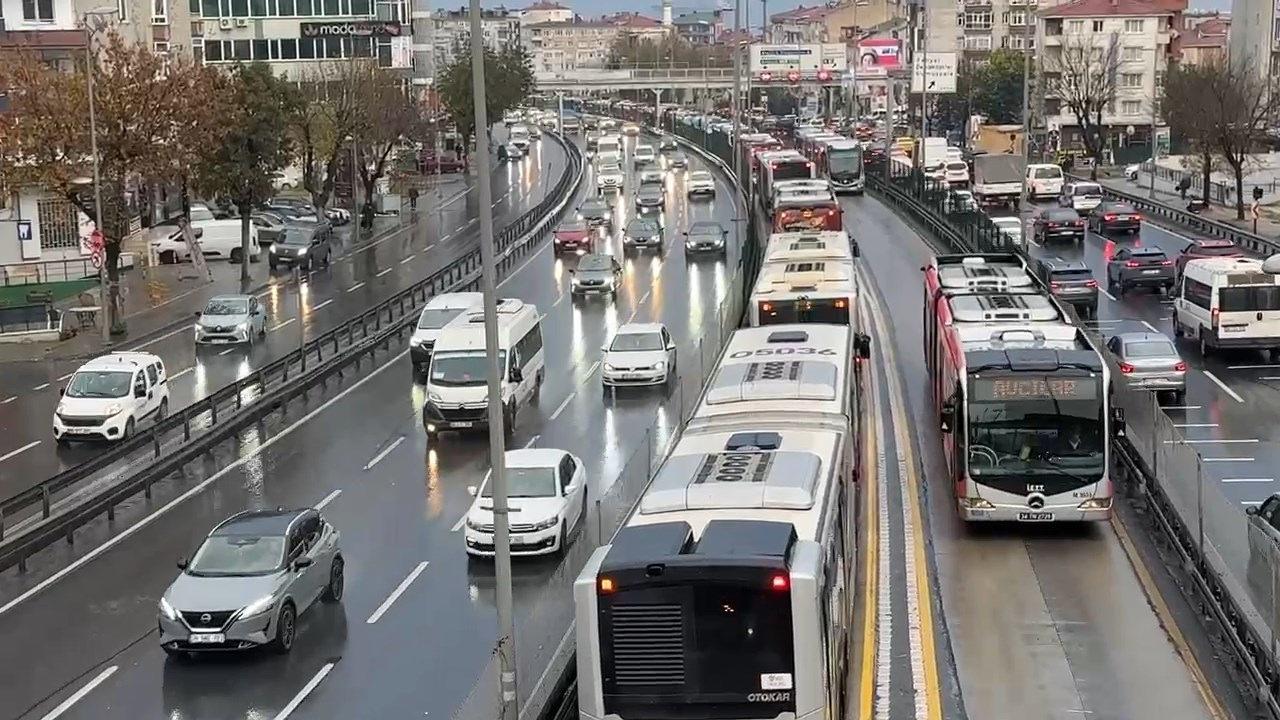 Metrobüs yolunda yoğunluk