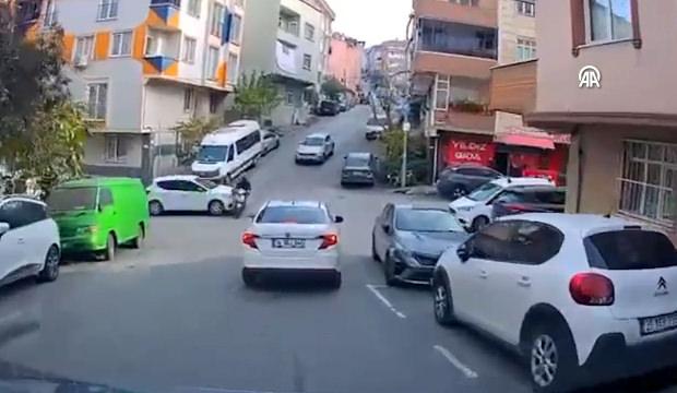 Otomobilin çarptığı motosikletli metrelerce böyle sürüklendi