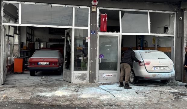 Ortalık savaş alanına döndü! Otomobilin LPG tankı patladı: 3 yaralı