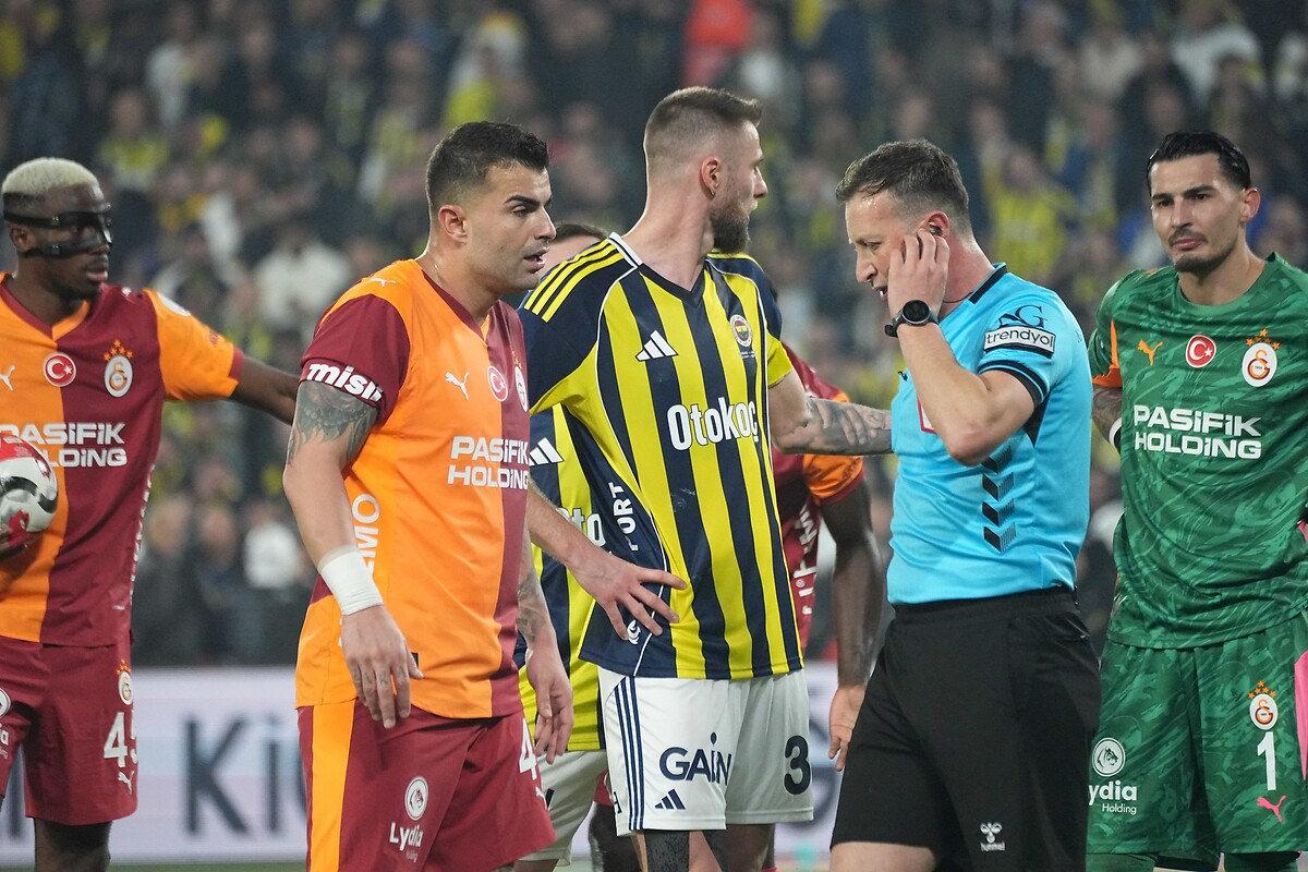 Fenerbahçe - Galatasaray karşılaşması. Hakem Yasin Kol, VAR ile irtibat halinde