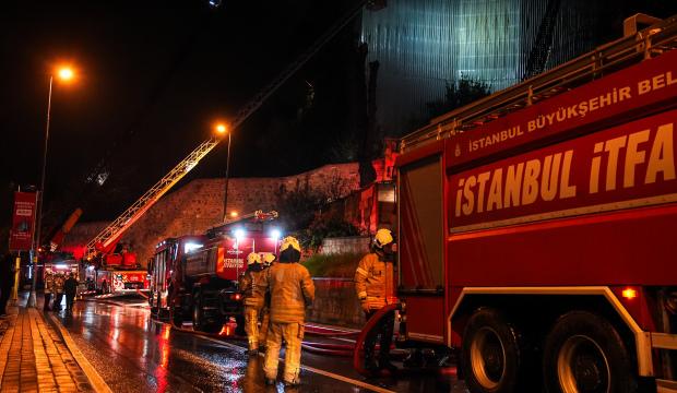 Üsküdar'da ahşap köşkte çıkan yangın söndürüldü