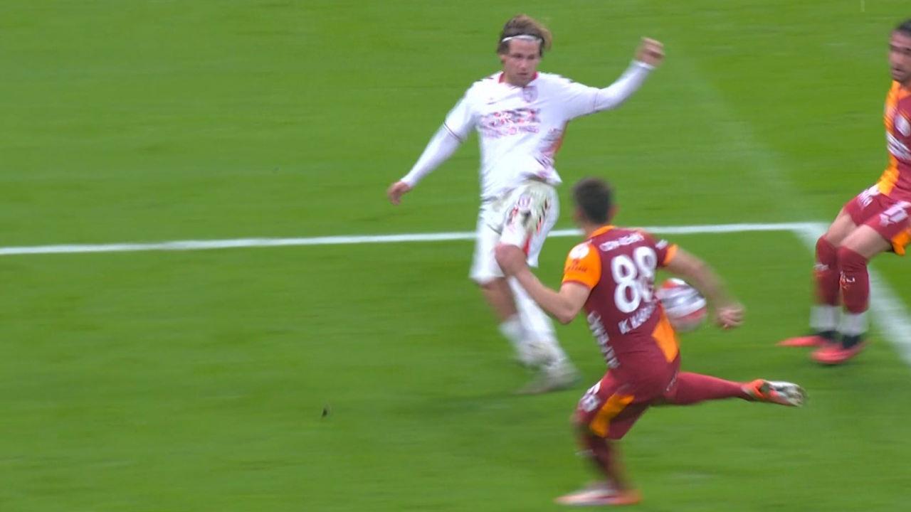 Samsunspor'un Galatasaray karşısında penaltı beklediği pozisyon.