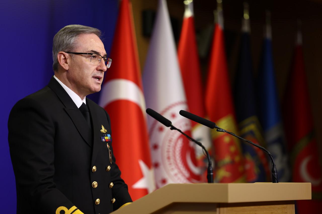 MSB Basın ve Halkla İlişkiler Müşaviri ve Bakanlık Sözcüsü Tuğamiral Zeki Aktürk, bakanlıkta düzenlenen haftalık basın bilgilendirme toplantısında konuştu.