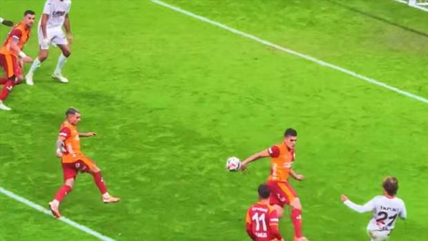 Galatasaray - Samsunspor maçında penaltı verilmeyen pozisyon