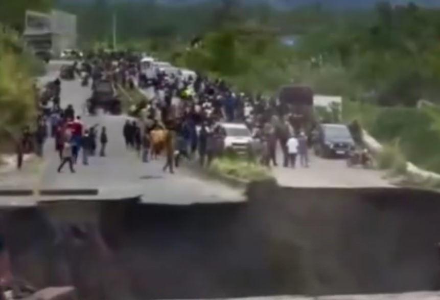 Endonezya’da 4 şeritli yolun çöktüğü anlar kamerada