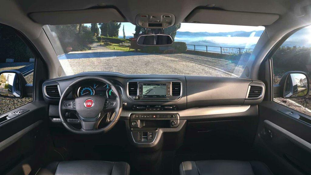 Güncellenen kokpit ve pratik donanımlarıyla Ulysse, yolcu taşımacılığında modern ve işlevsel bir kullanım sunuyor.