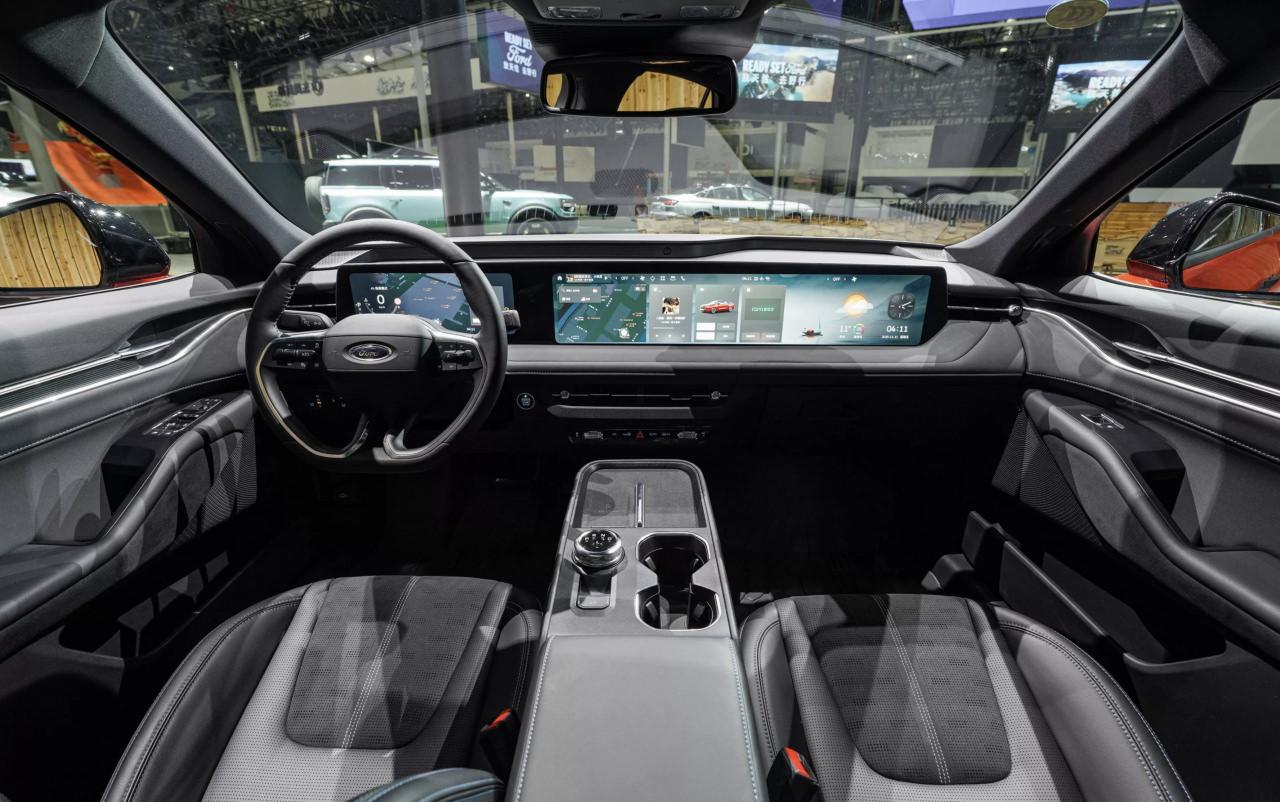 Teknoloji ve konfor, sade ve ferah bir iç mekânda bir araya geliyor.