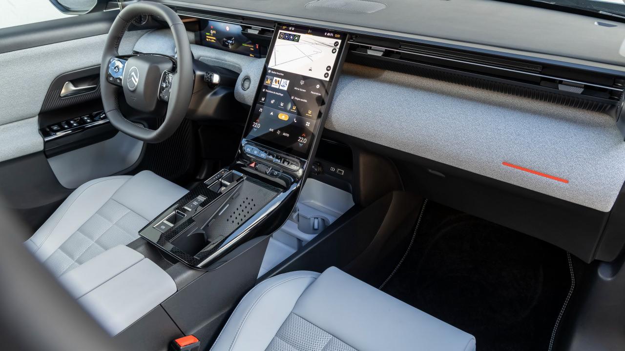 C5 Aircross’un yenilenen kabini, konforu artıran sade ve ferah bir düzen sunuyor.