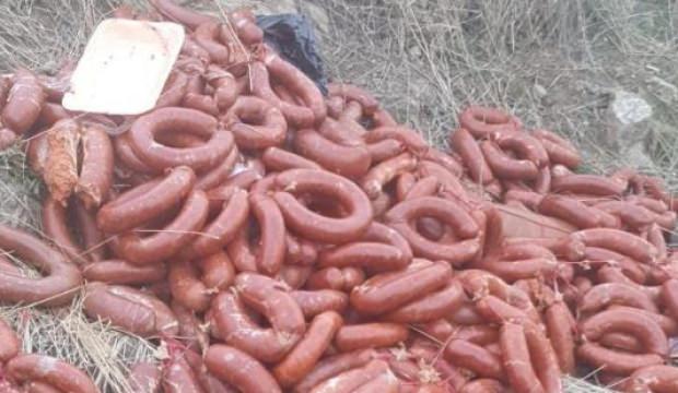 Yüzlerce kilo et ürünü boş araziye atıldı