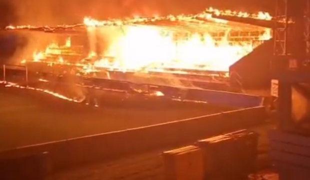 9 kez şampiyon olan takım küme düştü! 15 yaşındaki taraftarlar stadı cayır cayır yaktı! 