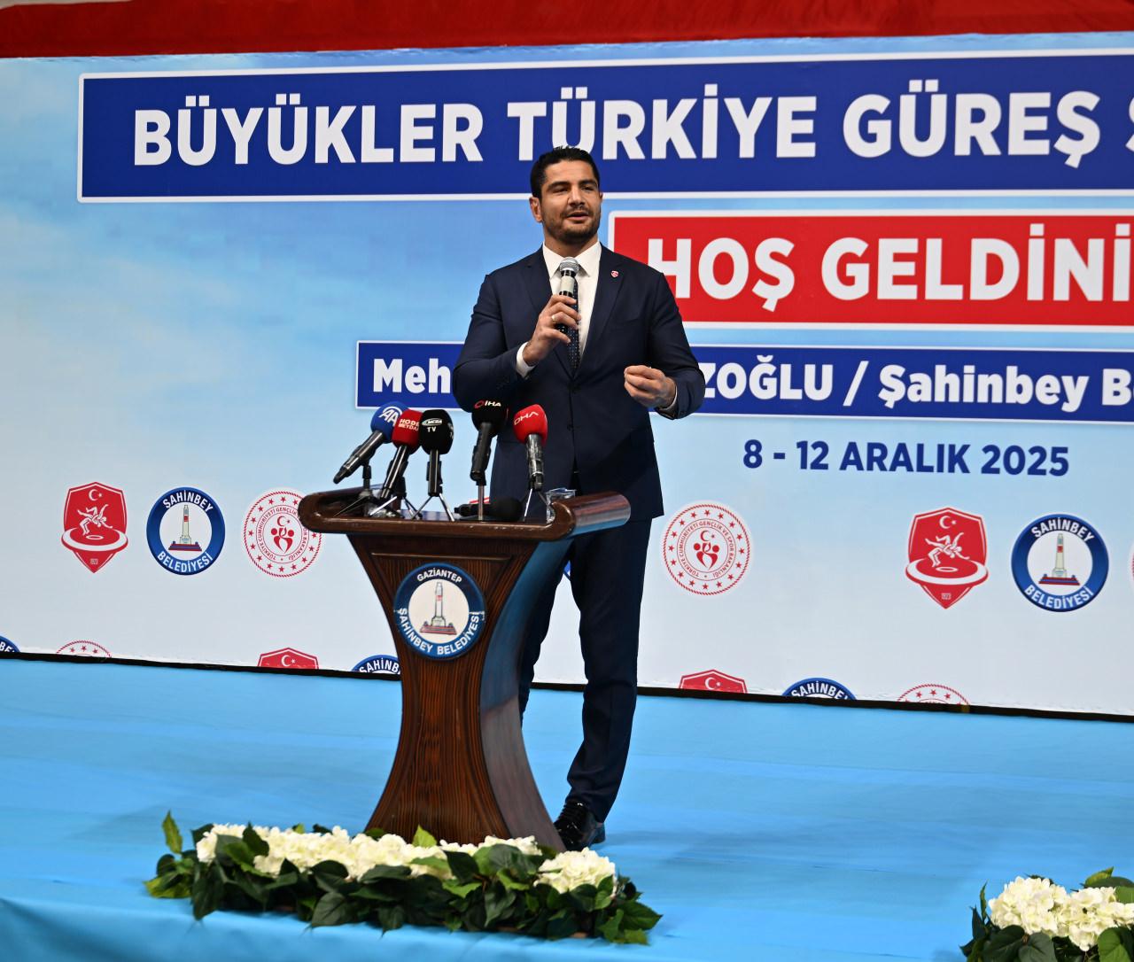 Türkiye Güreş Şampiyonası, 907 sporcunun katılımıyla Gaziantep'te Şahinbey Spor Salonu'nda başladı. Türkiye Güreş Federasyonu Başkanı Taha Akgül, Şahinbey Spor Salonu'nda düzenlenen şampiyonanın açılışında konuşma yaptı.