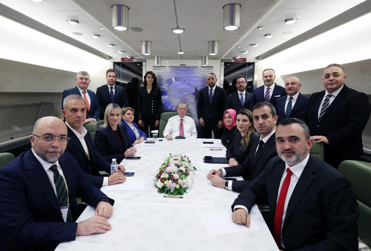 Erdoğan, Türkmenistan ziyareti dönüşünde aralarında Kanal7 Genel Yayın Yönetmeni Mehmet Acet'in de olduğu gazetecilerin sorularını cevapladı.