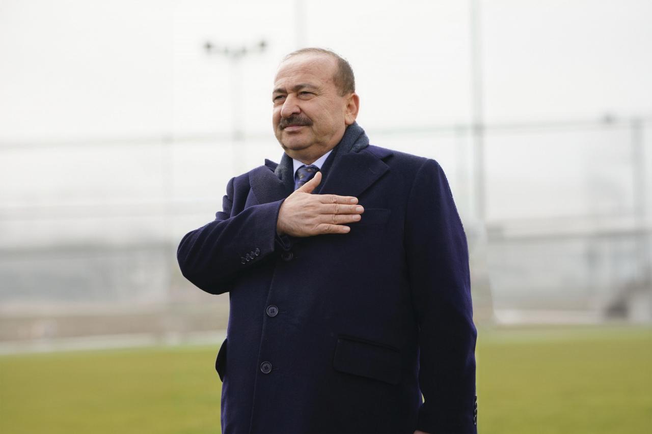 Gaziantep Futbol Kulübü Başkanı Memik Yılmaz selam verirken.