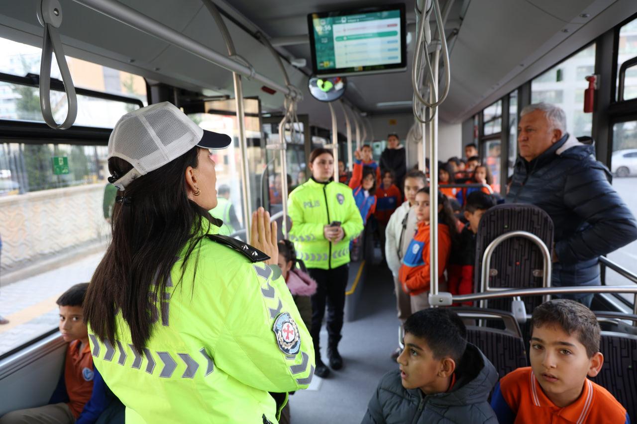 Trafik polislere, öğrencilere bilgi verdi.