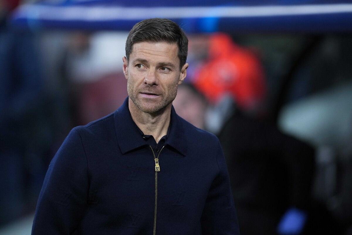 Xabi Alonso, Real Madrid - Manchester City maçında köşede.
