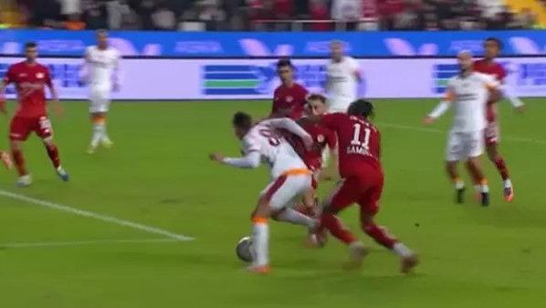 Kazımcan Karataş'ın yerde kaldığı pozisyon. (Görüntü yayıncı kuruluş beIN Sports'tan alındı)