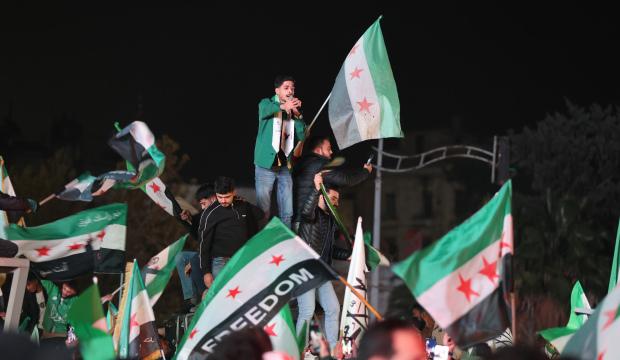 61 yıllık rejimin çöküşü meydanlarda kutlandı! Yüzlerce Suriyeli sokaklara döküldü