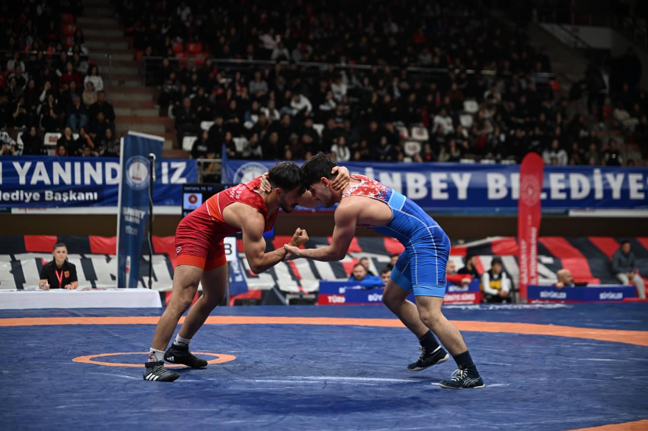 Türkiye Güreş Şampiyonası'nda mücadele eden iki güreşçi