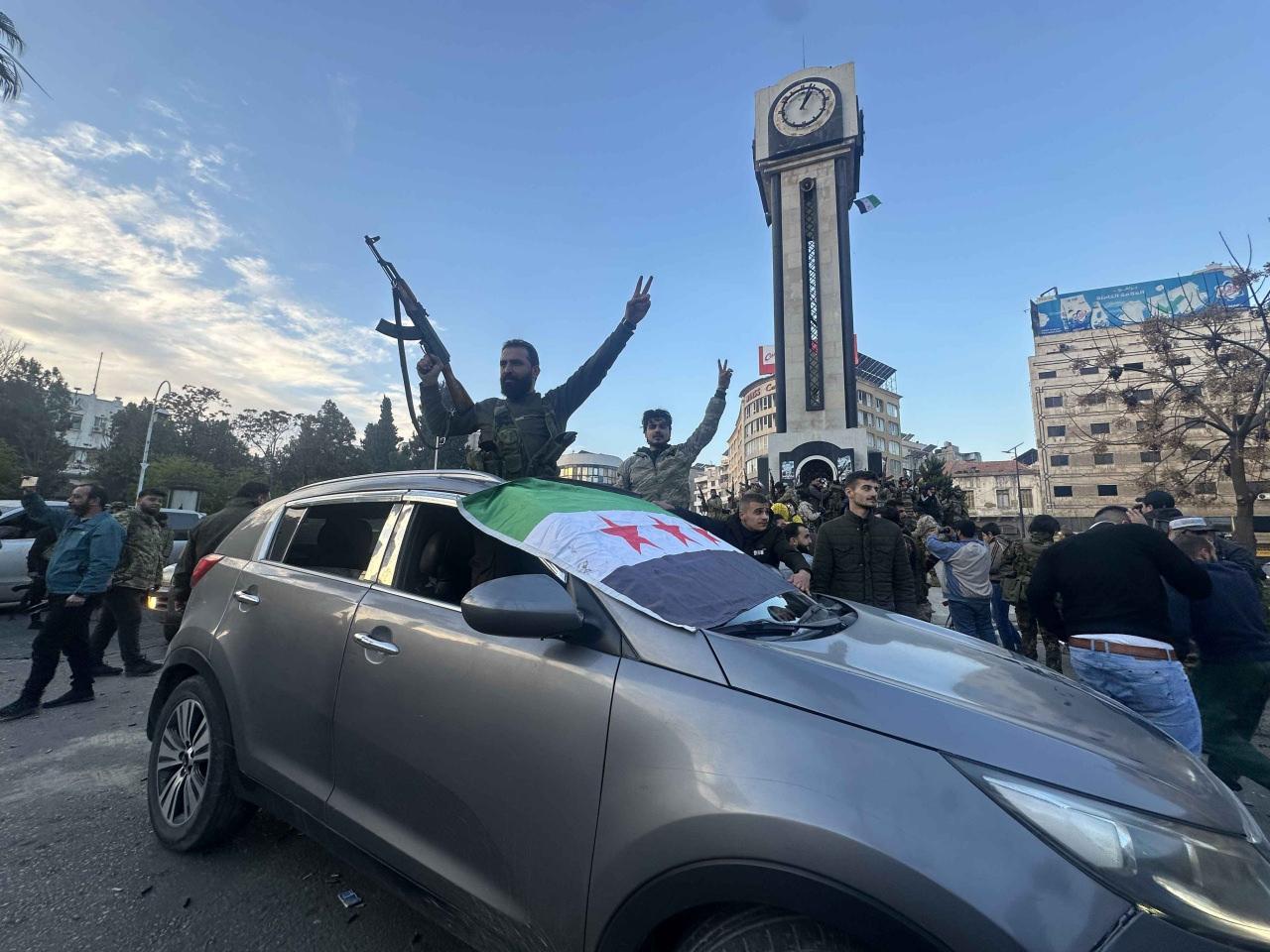 8 Aralık devrimini kutlayan askerler