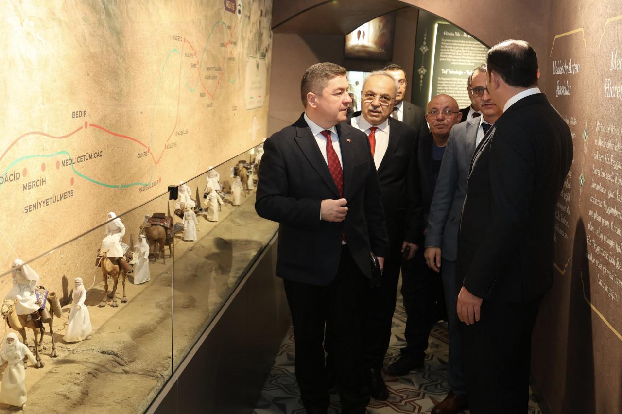 Taş Bina’da yeni açılan ve Peygamber Efendimizin hayat yolculuğunu anlatan Siyer Sergisi ziyaret edidli.