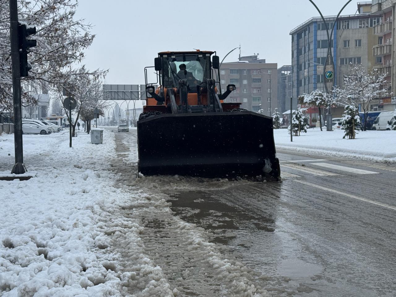 Hakkari'nin Yüksekova ilçesi, etkili olan kar yağışının ardından beyaza büründü.