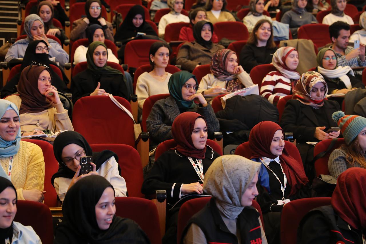 Kongreye çok sayıda kişi katıldı.