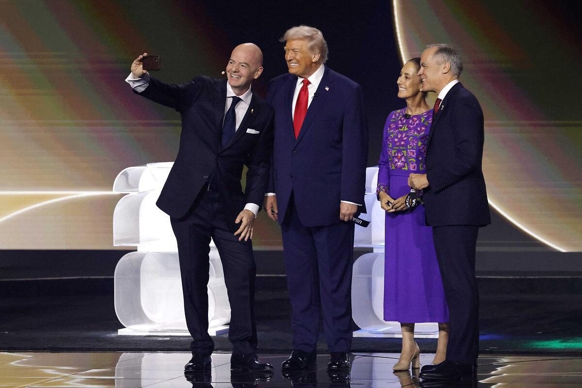 FIFA Başkanı Gianni Infantino, Dünya Kupası Grup Kura Çekimi etkinliğinde ABD Başkanı Donald Trump ile beraber, 5 Aralık 2025
