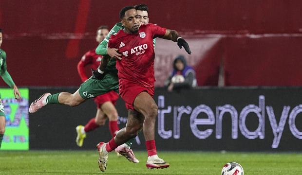 Liderlik ma&ccedil;ına &ccedil;ıkmışlardı! Kritik puan kaybı zirveyi değiştirdi