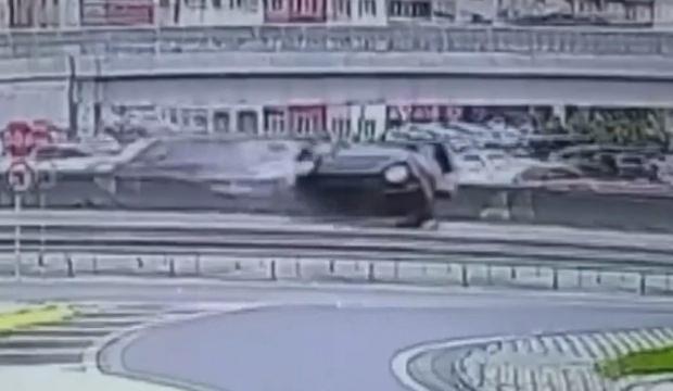 Kocaeli'de feci kaza! Otomobilin taklalar attığı o anlar saniye saniye kamerada