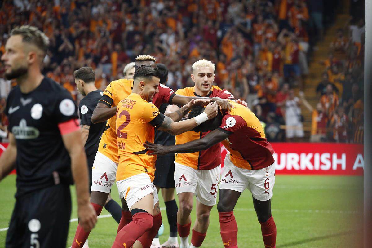 Abdülkerim Bardakcı, Barış Alper Yılmaz ve diğer sarı-kırmızılı oyuncular atılan golün sevincini yaşıyor.