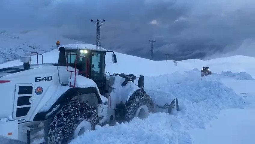 Kar küreme çalışmaları devam ediyor.