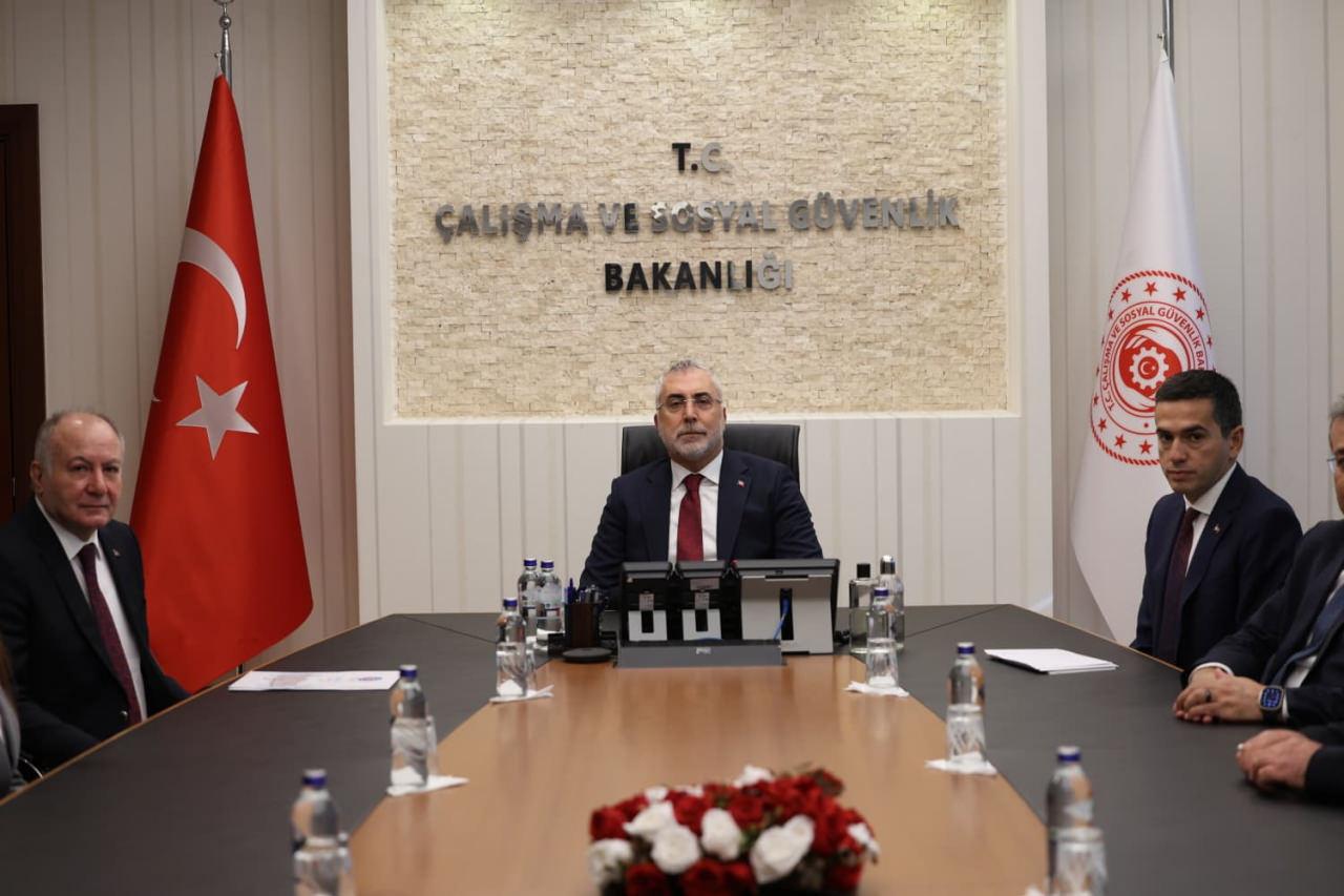 Çalışma ve Sosyal Güvenlik Bakanı Vedat Işıkhan yeni asgari ücret zammı için ilk toplantıda konuştu.