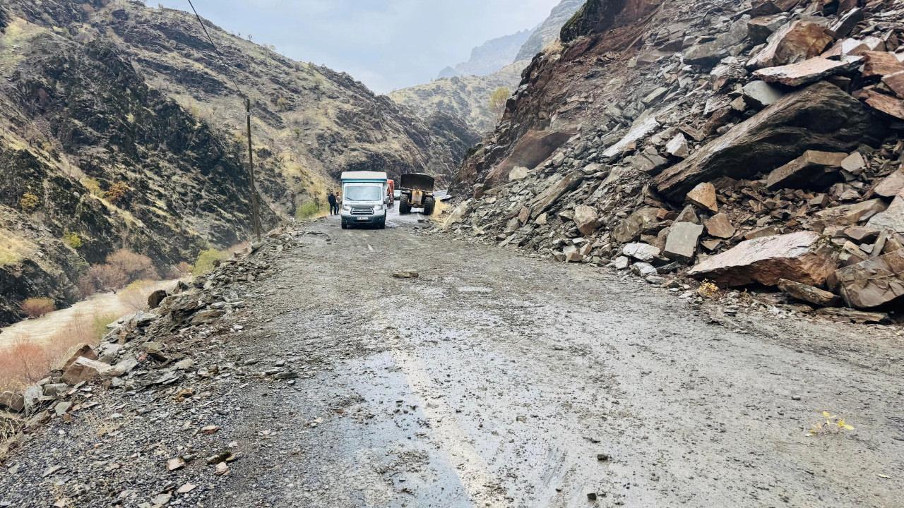Şiddetli yağış sonrası yol kapandı