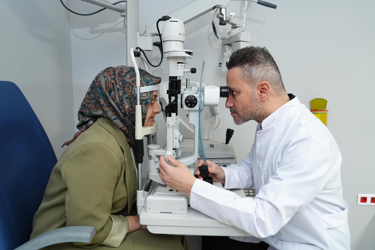 Medipol Üniversitesi Sefaköy Hastanesi’nden Göz Hastalıkları Uzmanı Dr. Öğr. Üyesi Faik Engin Azman, hastasını muayene ediyor. 