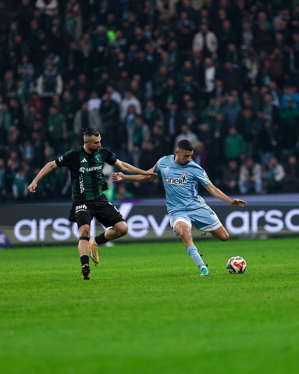 Serdar Dursun, Trendyol Süper Lig'de Kocaelispor'un Kasımpaşa ile oynadığı maçta, 7 Aralık 2025