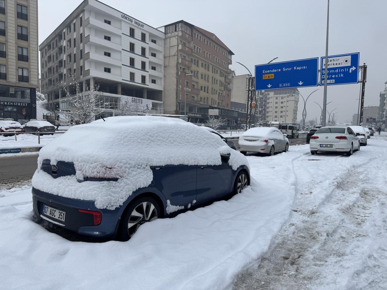 Van ve Hakkari'de kar nedeniyle 172 yerleşim yerine ulaşım sağlanamıyor. Kar kalınlığının 20 santimetreye ulaştığı Hakkari kent merkezi ve Yüksekova ilçesi beyaza büründü.