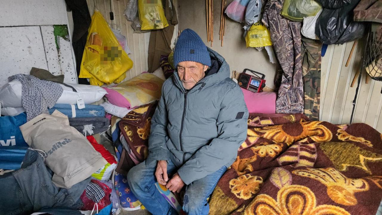 Barakada yaşayan Ahmet Aytan (77)