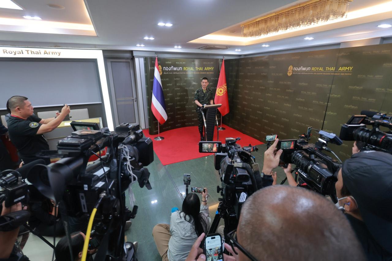 Tayland Ordusu Sözcüsü Tümgeneral Winthai Suvaree, Bangkok’taki Ordu Karargâhı’nda basın toplantısı düzenleyerek çatışmalara ilişkin bilgi verdi.