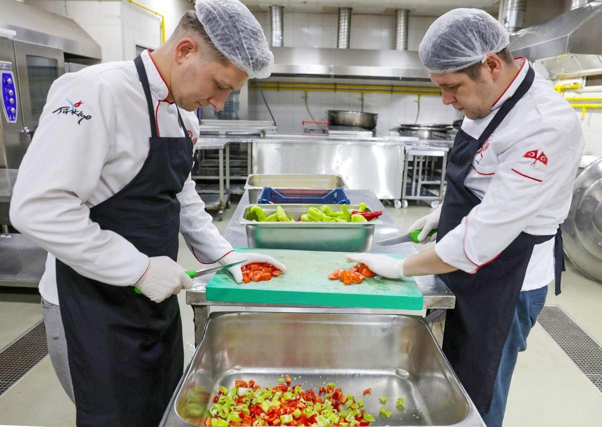 Ekipler, ihtiyaca göre sıcak yemek ikramlarını sürdürüyor.