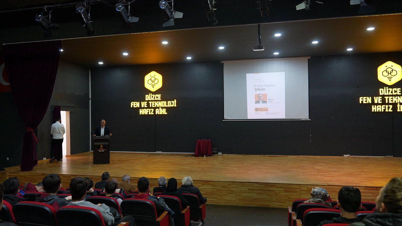 Türkiye Yazarlar Birliği İstanbul Şube Başkanı Mahmut Bıyıklı, Düzce Fen ve Teknoloji Anadolu İmam Hatip Lisesi’nde bir konuşma gerçekleştirdi.