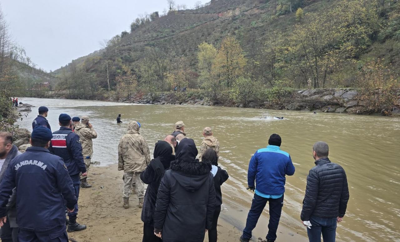 Cenazeler, olay yerine 2 kilometre uzaktan kıyıya çıkartıldı.