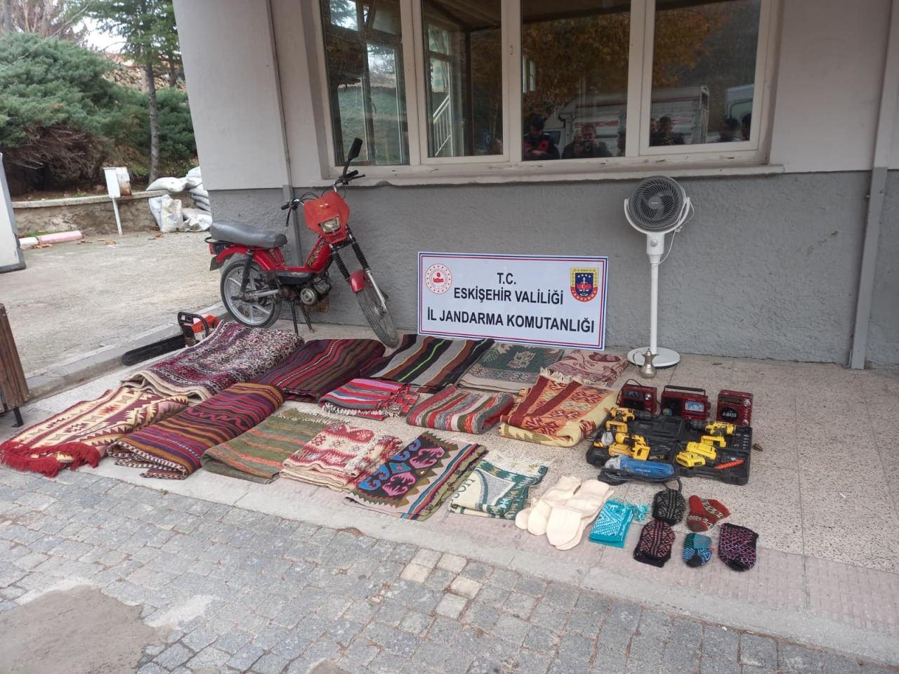 ‘Mezarcıyız’ deyip 20 evi soyan 2 şüpheli yakalandı.