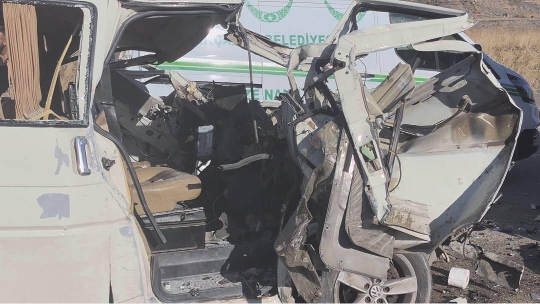 Feci kazada hafif ticari araç ezildi.