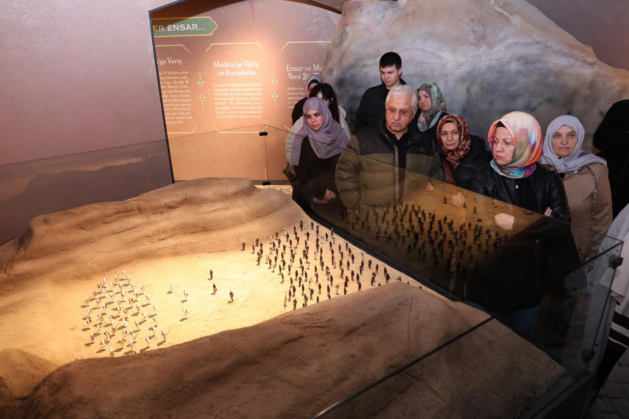 Konya Büyükşehir Belediyesi, Türkiye’de ilk kez Peygamber Efendimizin hayat yolculuğunu anlatan Siyer Sergisi’ne ev sahipliği yapıyor.