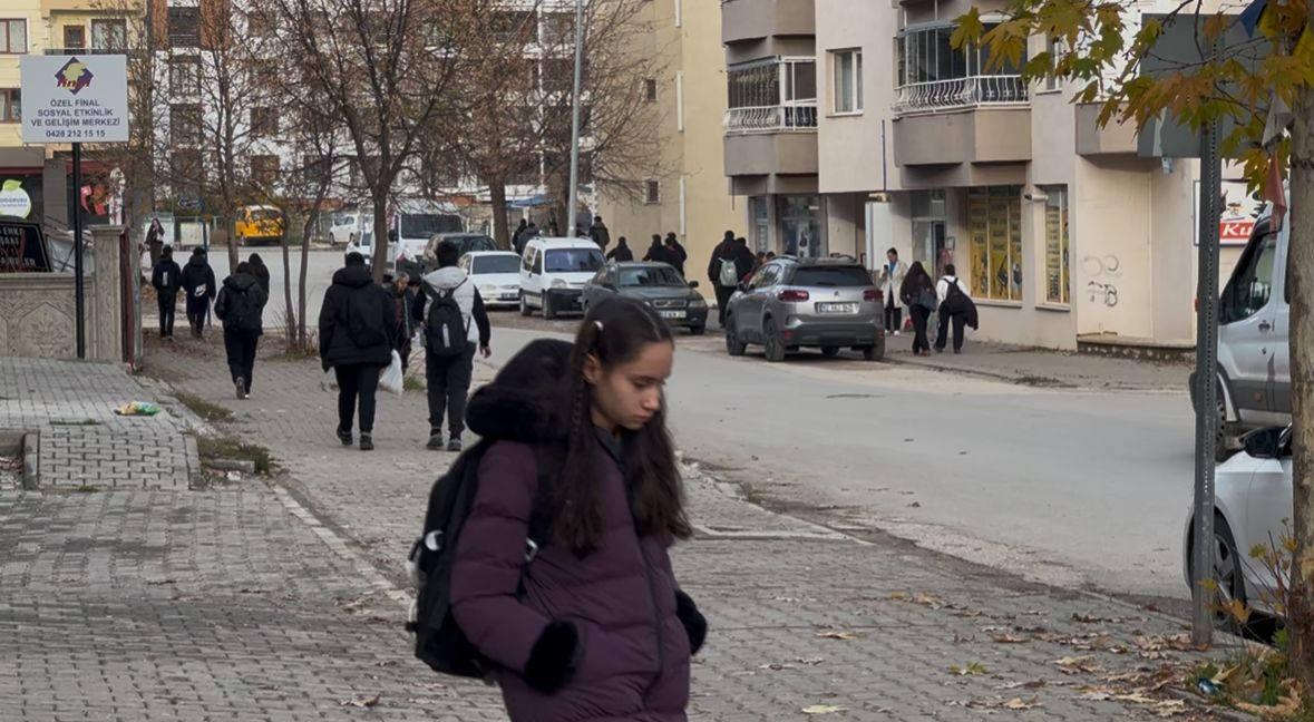 Pülümür'deki 4.2 büyüklüğündeki deprem, kısa süreli paniğe neden oldu. Vatandaşlar ev ve iş yerlerinden çıkarak kendilerini dışarıya attı
