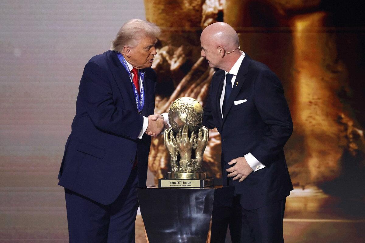 FIFA 2026 Dünya Kupası kura çekiminde ABD Başkanı Donald Trump, FIFA Başkanı Gianni Infantino ile beraber, 5 Aralık 2025