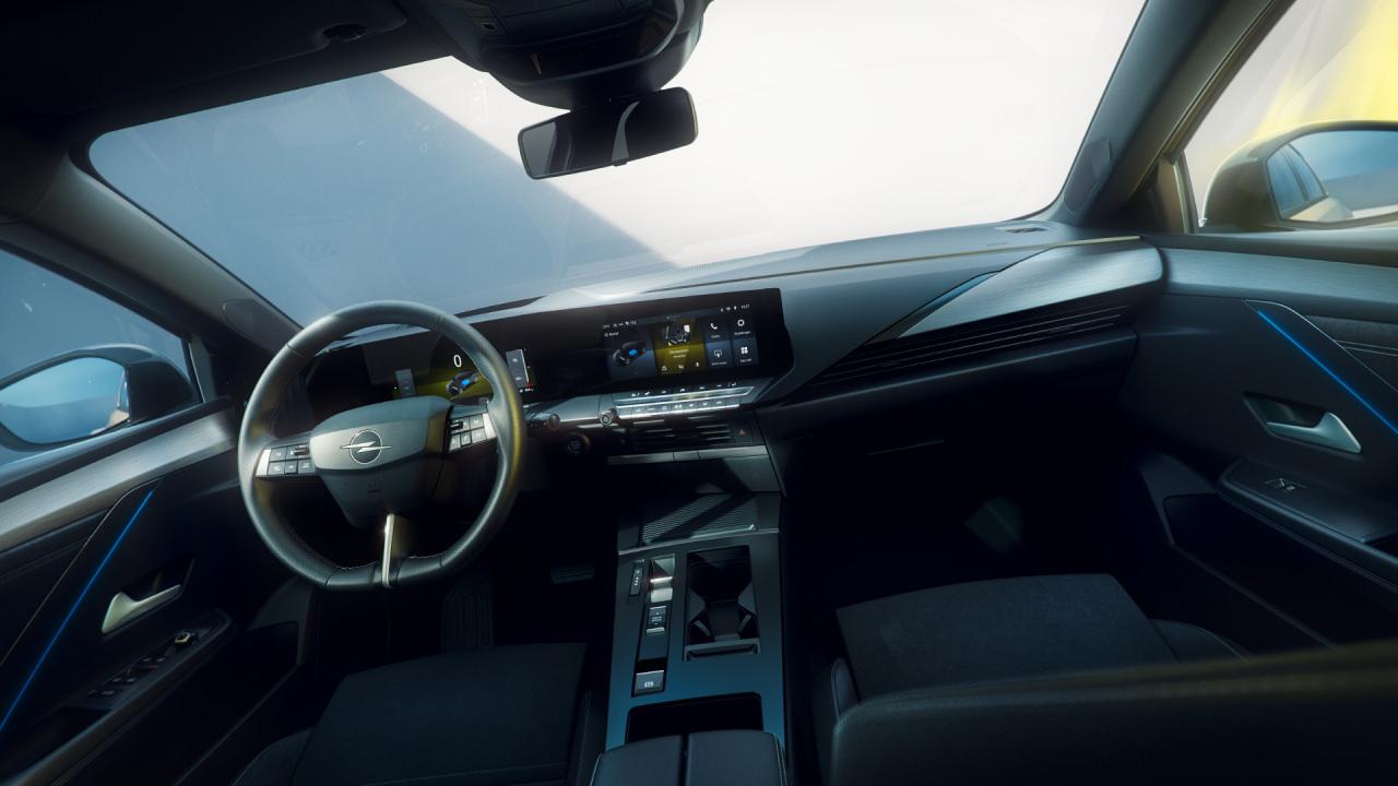 Makyajlı Astra, yenilenen kokpiti ve artırılmış konfor özellikleriyle iç mekânda daha modern ve kullanışlı bir alan sunuyor.