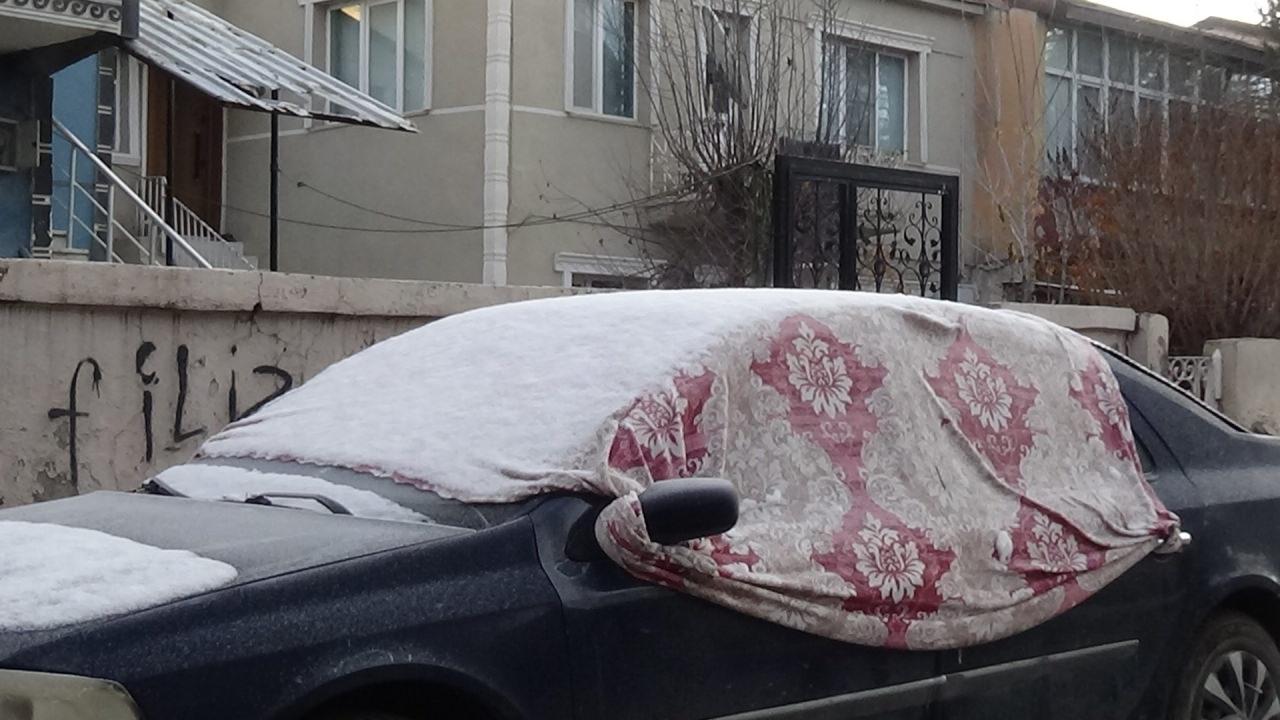 Araçların üzeri battaniye ile kaplandı.
