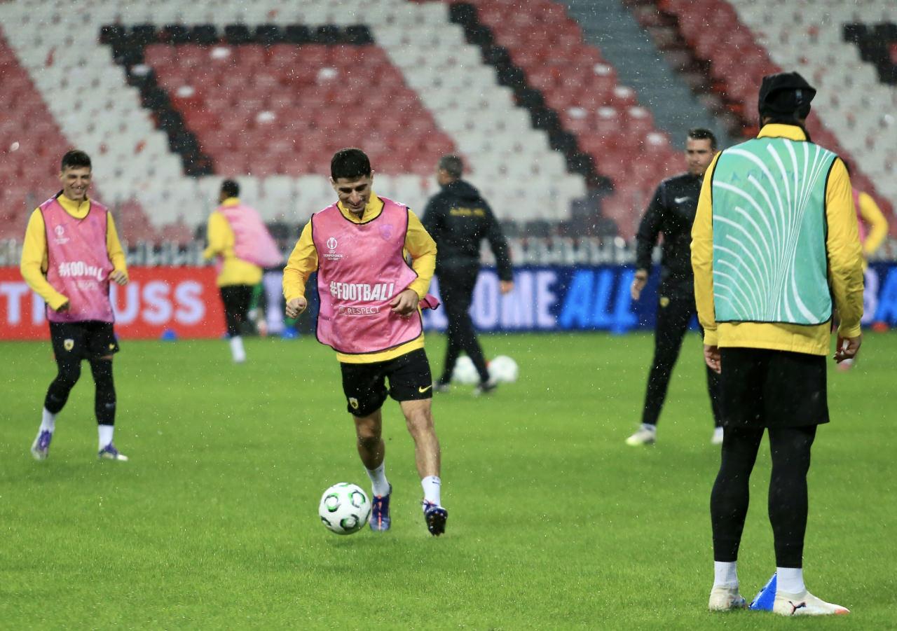 Samsunspor ile karşılaşacak Yunanistan temsilcisi AEK, hazırlıklarını tamamladı. Samsun Yeni 19 Mayıs Stadı'nda, teknik direktör Marco Nikolic yönetimindeki antrenmanın basına açık ilk 15 dakikalık bölümünde futbolcular, koşu ve koordinasyon çalışması yaptı.