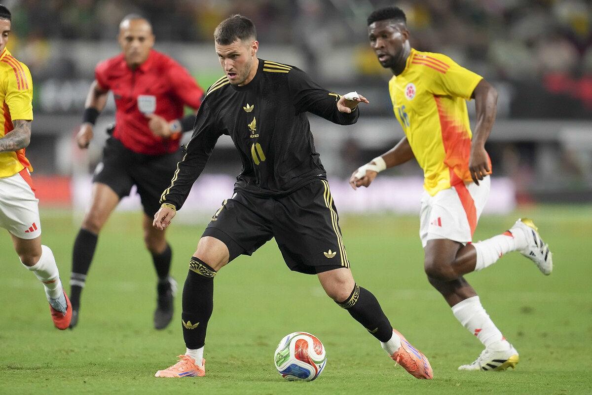 Santiago Gimenez, Meksika Milli Takımı formasıyla.